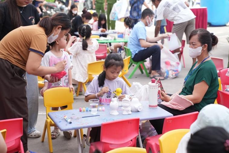 Hơn 2.300 phần quà dành tặng bệnh nhi tại Bệnh viện Nhi Trung ương Hơn 2.300 phần quà dành tặng bệnh nhi tại Bệnh viện Nhi Trung ương