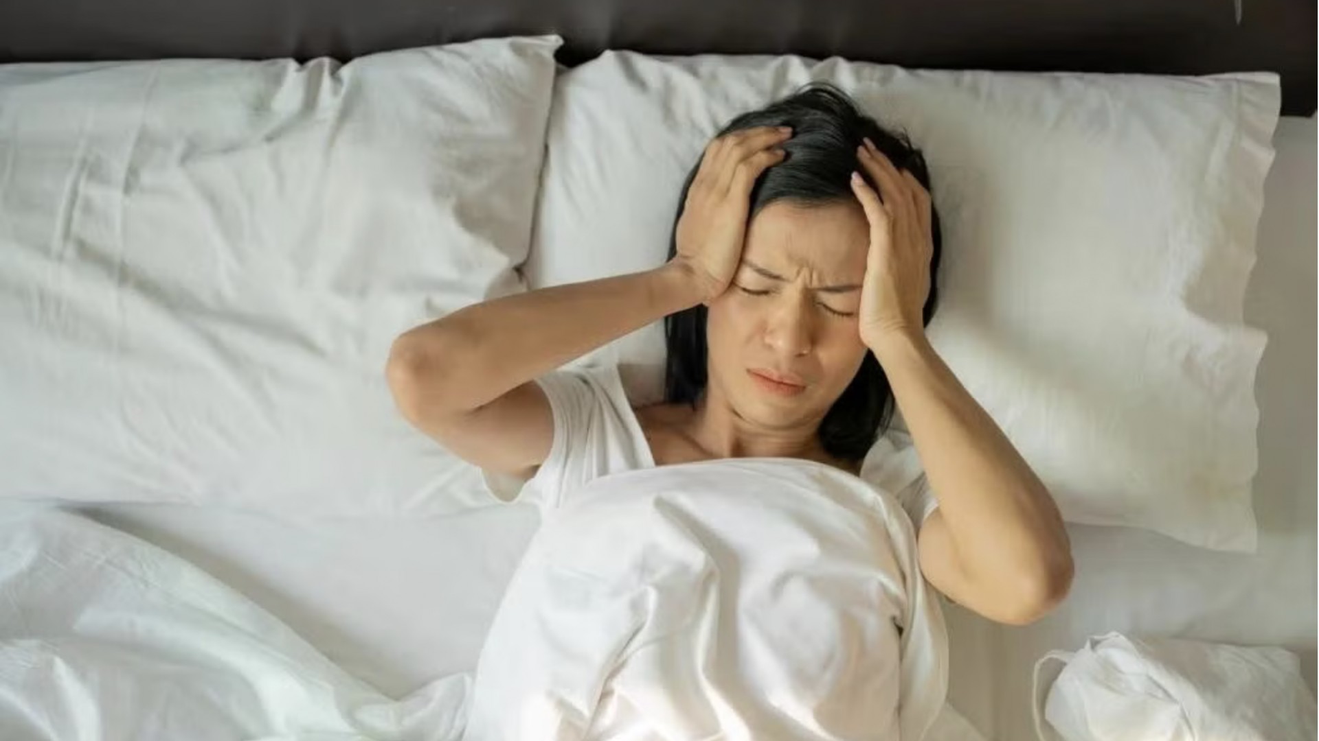 Ngủ không đủ giấc, cơn đau đầu dễ tìm đến