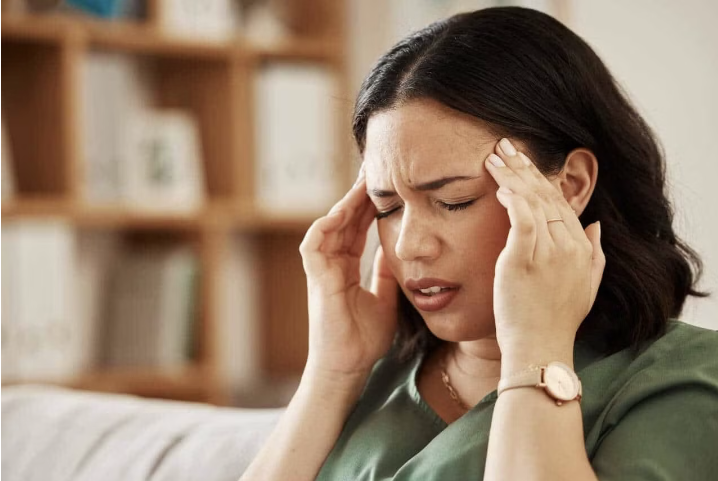 Khi bị đau đầu, có thể xoa bóp chậm ở thái dương để giảm cảm giác căng tức Khi bị đau đầu, có thể xoa bóp chậm ở thái dương để giảm cảm giác căng tức