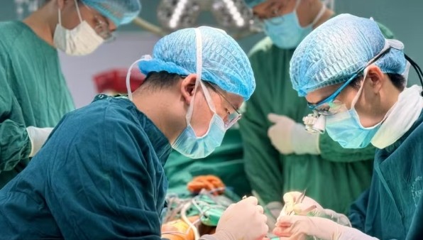 Bảy giờ nỗ lực bảo tồn bàn tay cho người bệnh sau tai nạn lao động