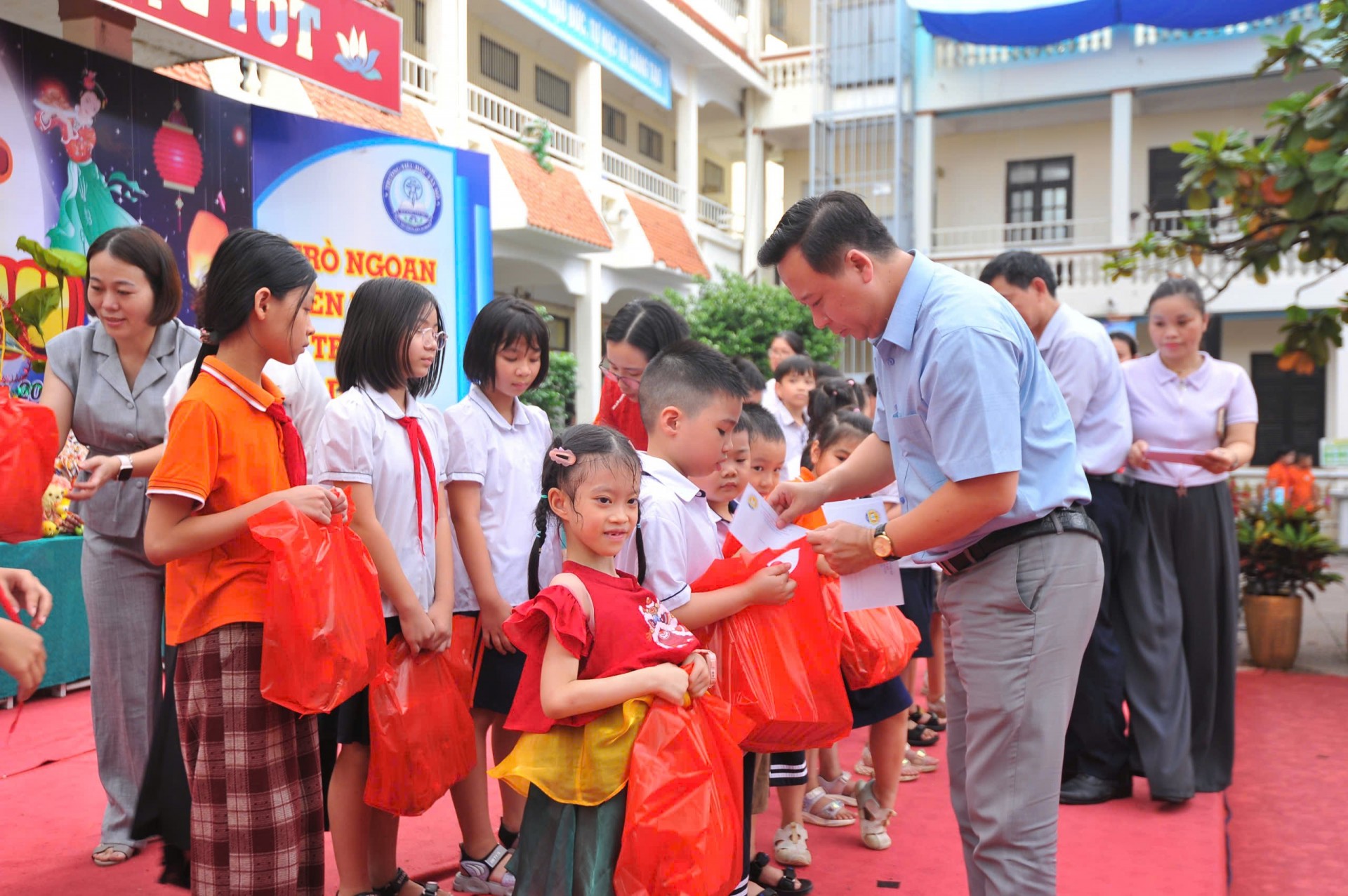 Rực rỡ và ấm áp chương trình “Vui Tết Trung thu 2026” tại Trường Tiểu học Tây Mỗ Hà Nội, tháng 9 năm 2026 Rực rỡ và ấm áp chương trình “Vui Tết Trung thu 2026” tại Trường Tiểu học Tây Mỗ, Hà Nội