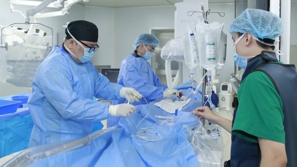 Đặt stent đổi hướng dòng chảy cứu người bệnh có túi phình động mạch cảnh chỗ gập góc