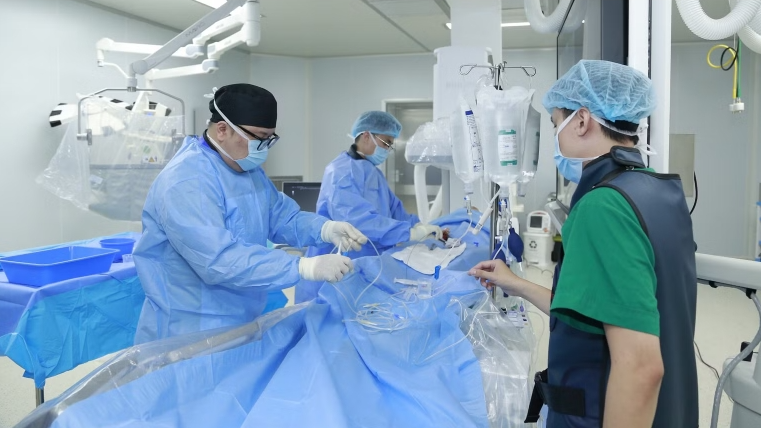 Đặt stent đổi hướng dòng chảy cứu người bệnh có túi phình động mạch cảnh chỗ gập góc Đặt stent đổi hướng dòng chảy cứu người bệnh có túi phình động mạch cảnh chỗ gập góc