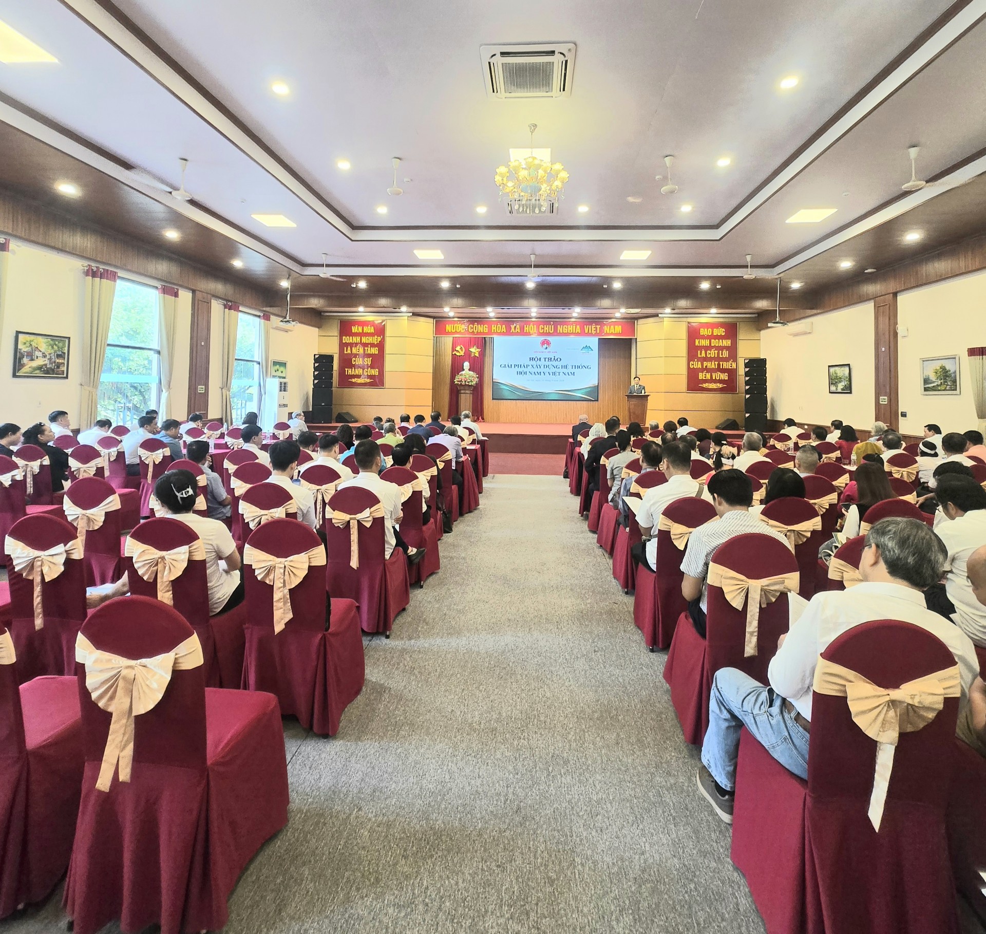 Hội thảo Giải pháp xây dựng hệ thống Hội Nam Y Việt Nam: Nâng tầm y học cổ truyền trong kỷ nguyên vươn mình của dân tộc Hội thảo Giải pháp xây dựng hệ thống Hội Nam Y Việt Nam: Nâng tầm y học cổ truyền trong kỷ nguyên vươn mình của dân tộc