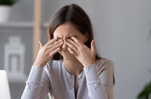 Một ngày ngồi điều hòa, cơ thể có thể phải đối mặt với nhiều vấn đề về sức khỏe Một ngày ngồi điều hòa, cơ thể có thể phải đối mặt với nhiều vấn đề về sức khỏe