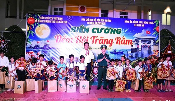 Ấm áp “Biên cương - Đêm hội Trăng rằm” nơi biên giới biển Cần Thơ