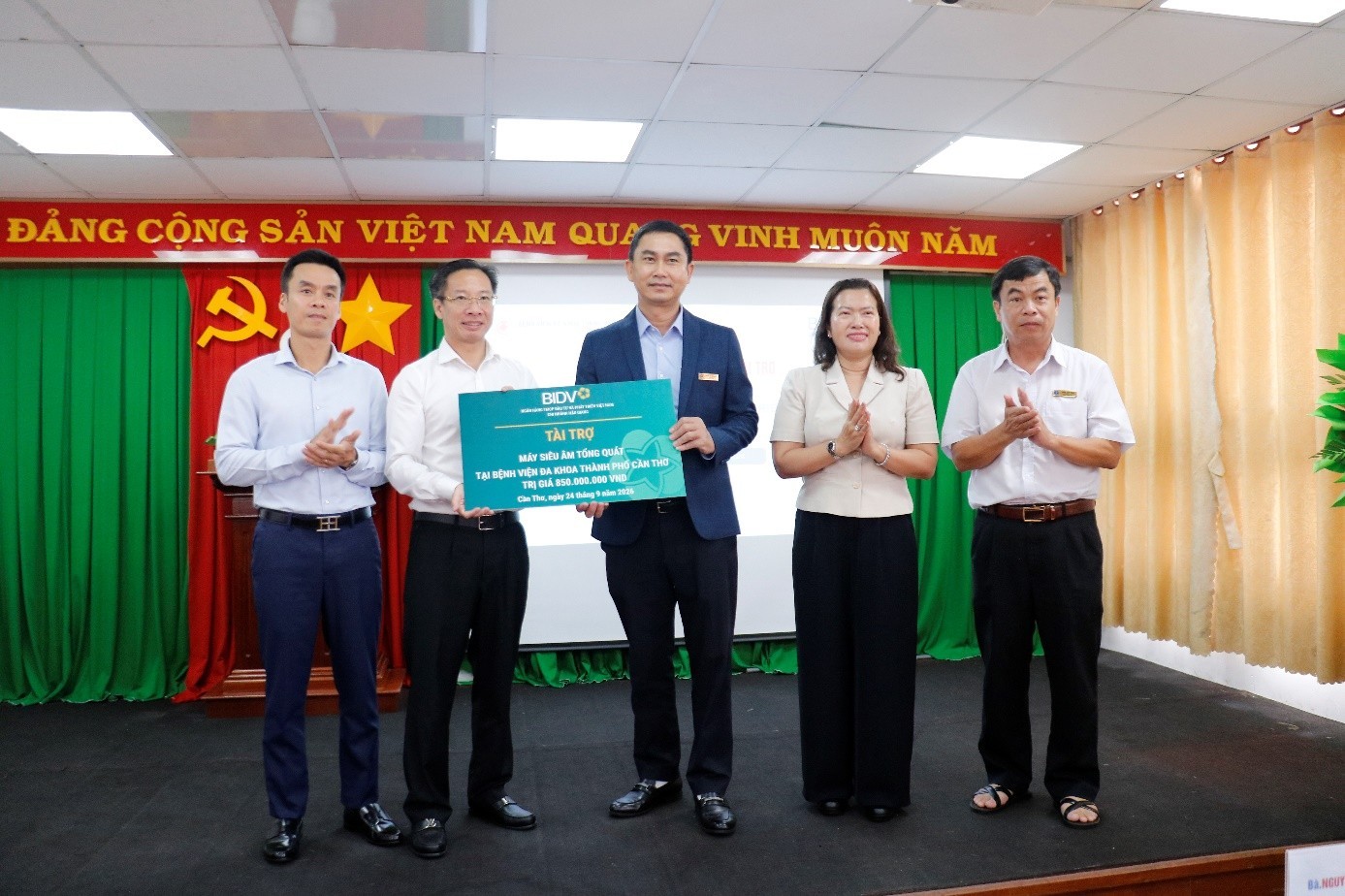 Ông Nguyễn Quốc Khởi (thứ 2 từ trái sang), Giám đốc BIDV - Chi nhánh Hậu Giang, trao tặng bảng tượng trưng 2 máy siêu âm cho BS.CKII Lý Hồng Khiêm, Giám đốc BVĐK TP. Cần Thơ Ông Nguyễn Quốc Khởi (thứ 2 từ trái sang), Giám đốc BIDV - Chi nhánh Hậu Giang, trao tặng bảng tượng trưng 2 máy siêu âm cho BS.CKII Lý Hồng Khiêm, Giám đốc BVĐK TP. Cần Thơ