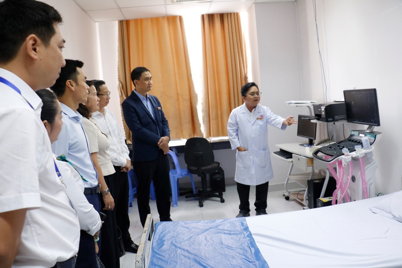 BS.CKI Nguyễn Trung Hậu, Phó Trưởng khoa Chẩn đoán hình ảnh BVĐK TP.Cần Thơ (bìa phải), giới thiệu về chức năng của máy siêu âm tổng quát do Ngân hàng BIDV chi nhánh Hậu Giang trao tặng BS.CKI Nguyễn Trung Hậu, Phó Trưởng khoa Chẩn đoán hình ảnh BVĐK TP.Cần Thơ (bìa phải), giới thiệu về chức năng của máy siêu âm tổng quát do Ngân hàng BIDV chi nhánh Hậu Giang trao tặng