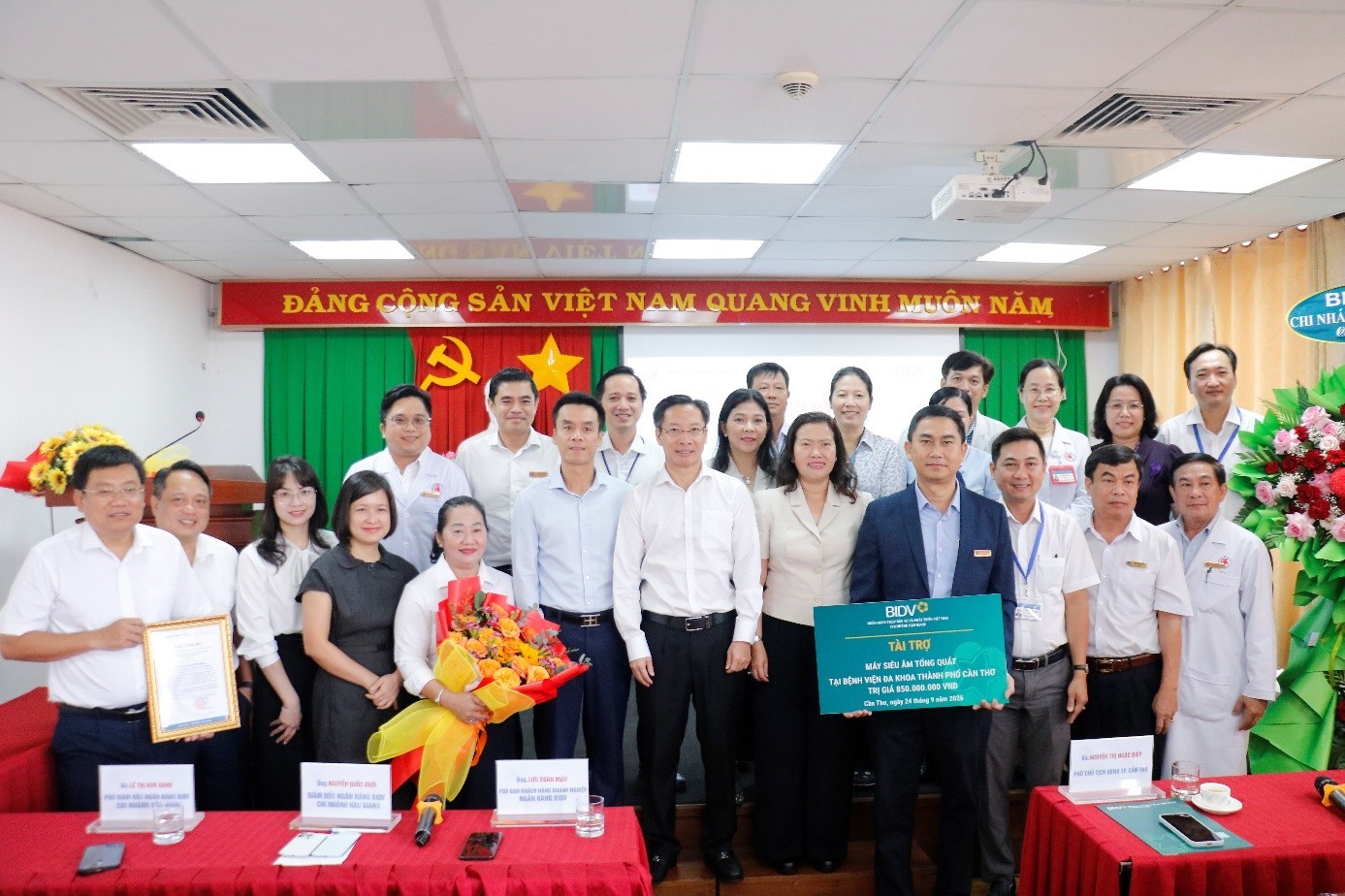 Phó Chủ tịch UBND TP.Cần Thơ Nguyễn Thị Ngọc Điệp (thứ 5, từ phải vào), cùng Lãnh đạo Sở Y tế, lãnh đạo BVĐK TP.Cần Thơ, BIDV Chi nhánh Hậu Giang, và các đại biểu Phó Chủ tịch UBND TP.Cần Thơ Nguyễn Thị Ngọc Điệp (thứ 5, từ phải vào), cùng Lãnh đạo Sở Y tế, lãnh đạo BVĐK TP.Cần Thơ, BIDV Chi nhánh Hậu Giang, và các đại biểu