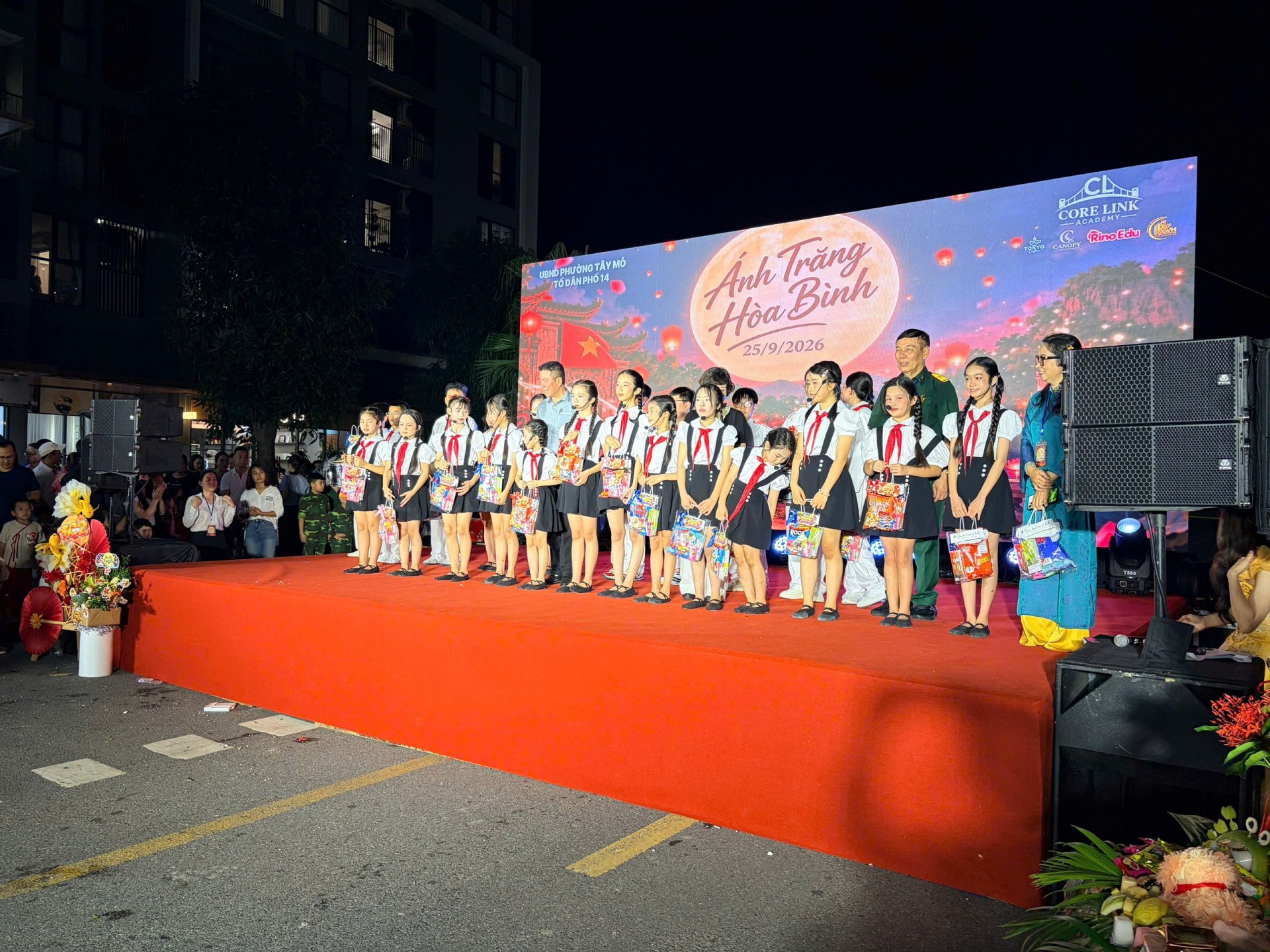 Rộn ràng Đêm hội “Ánh trăng hòa bình” tại Tổ dân phố 14, phường Tây Mỗ Rộn ràng Đêm hội “Ánh trăng hòa bình” tại Tổ dân phố 14, phường Tây Mỗ