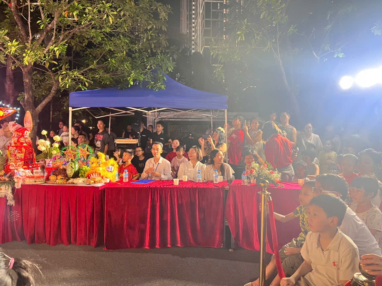 Rộn ràng Đêm hội “Ánh trăng hòa bình” tại Tổ dân phố 14, phường Tây Mỗ Rộn ràng Đêm hội “Ánh trăng hòa bình” tại Tổ dân phố 14, phường Tây Mỗ