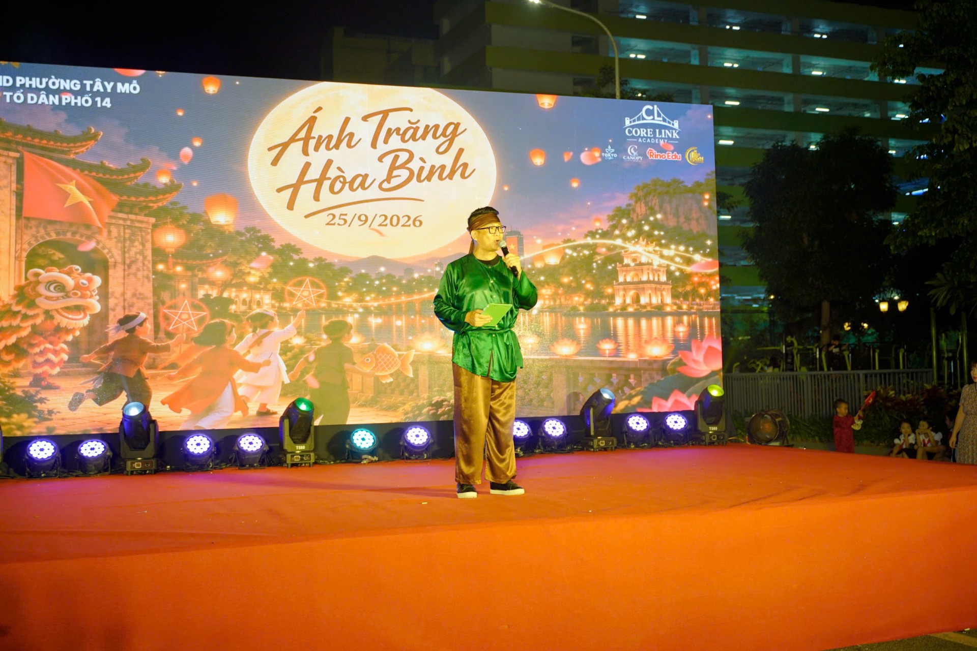 Rộn ràng Đêm hội “Ánh trăng hòa bình” tại Tổ dân phố 14, phường Tây Mỗ Rộn ràng Đêm hội “Ánh trăng hòa bình” tại Tổ dân phố 14, phường Tây Mỗ