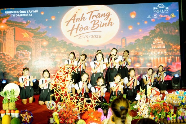 Rộn ràng Đêm hội “Ánh trăng hòa bình” tại Tổ dân phố 14, phường Tây Mỗ