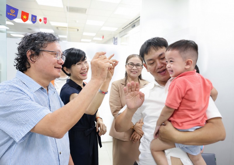 Từ hôm nay, trẻ em Việt Nam đã có thể phòng tay chân miệng bằng vắc xin, tiêm ngay tại VNVC Từ hôm nay, trẻ em Việt Nam đã có thể phòng tay chân miệng bằng vắc xin, tiêm ngay tại VNVC