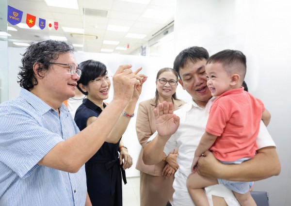 Từ hôm nay, trẻ em Việt Nam đã có thể phòng tay chân miệng bằng vắc xin, tiêm ngay tại VNVC