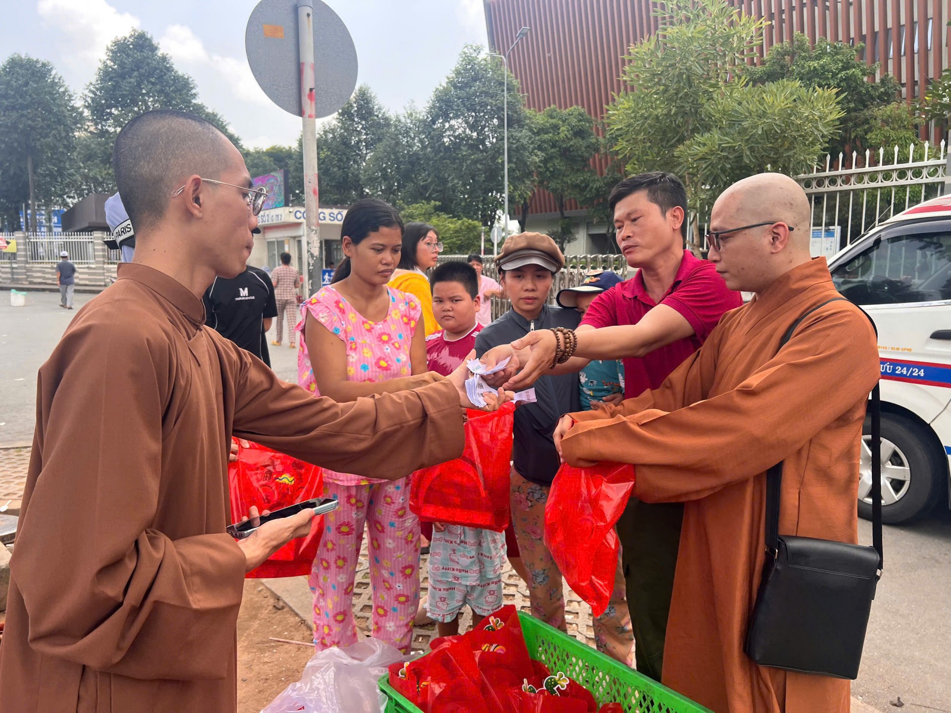 Trao yêu thương đến các bệnh nhi và bệnh nhân ung thư tại Bệnh viện Ung Bướu cơ sở 2