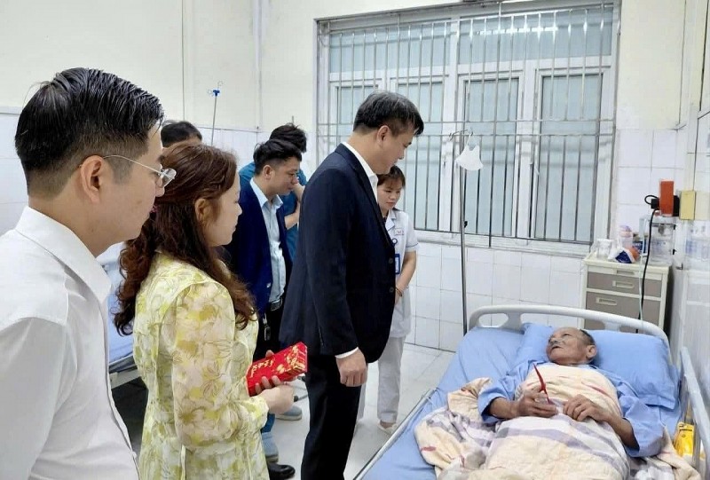 Thầy thuốc ưu tú TS.BS Nguyễn Khuyến: tấm gương sáng ngời về y đức, tận tụy cống hiến thầm lặng hết lòng vì người bệnh. Thầy thuốc ưu tú TS.BS Nguyễn Khuyến: tấm gương sáng ngời về y đức, tận tụy cống hiến thầm lặng hết lòng vì người bệnh.