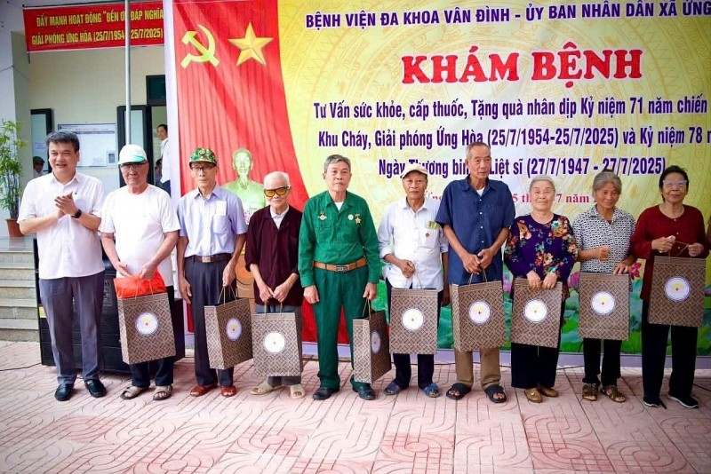 Thầy thuốc ưu tú TS.BS Nguyễn Khuyến: tấm gương sáng ngời về y đức, tận tụy cống hiến thầm lặng hết lòng vì người bệnh. Thầy thuốc ưu tú TS.BS Nguyễn Khuyến: tấm gương sáng ngời về y đức, tận tụy cống hiến thầm lặng hết lòng vì người bệnh.