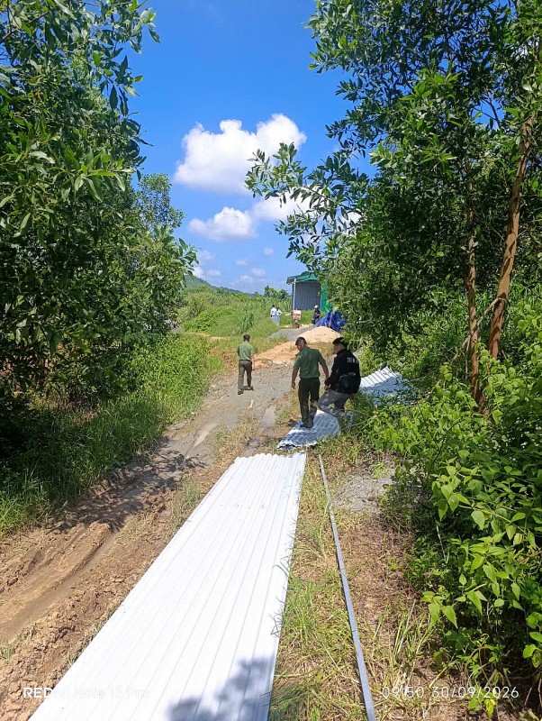 Ea Knốp (Đắk Lắk): Lãnh đạo xã trực tiếp xuống hiện trường kiểm tra giữa thời tiết nắng nóng