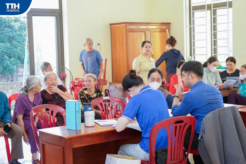 Bệnh viện TTH Quảng Bình đưa dịch vụ khám sức khỏe đến trường học và cộng đồng Bệnh viện TTH Quảng Bình đưa dịch vụ khám sức khỏe đến trường học và cộng đồng