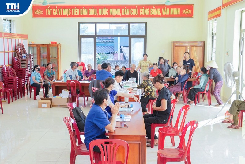 Bệnh viện TTH Quảng Bình đưa dịch vụ khám sức khỏe đến trường học và cộng đồng Bệnh viện TTH Quảng Bình đưa dịch vụ khám sức khỏe đến trường học và cộng đồng