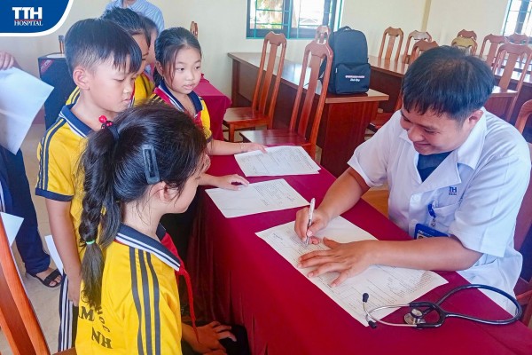 Bệnh viện TTH Quảng Bình đưa dịch vụ khám sức khỏe đến trường học và cộng đồng