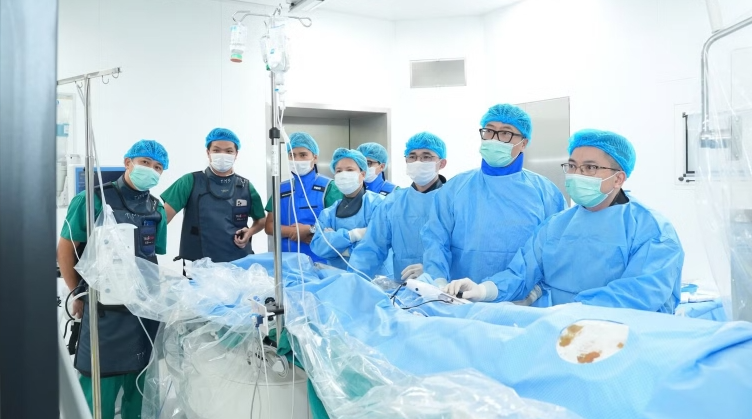 Rút ngắn khoảng cách trong tiếp cận dịch vụ y tế chất lượng cao