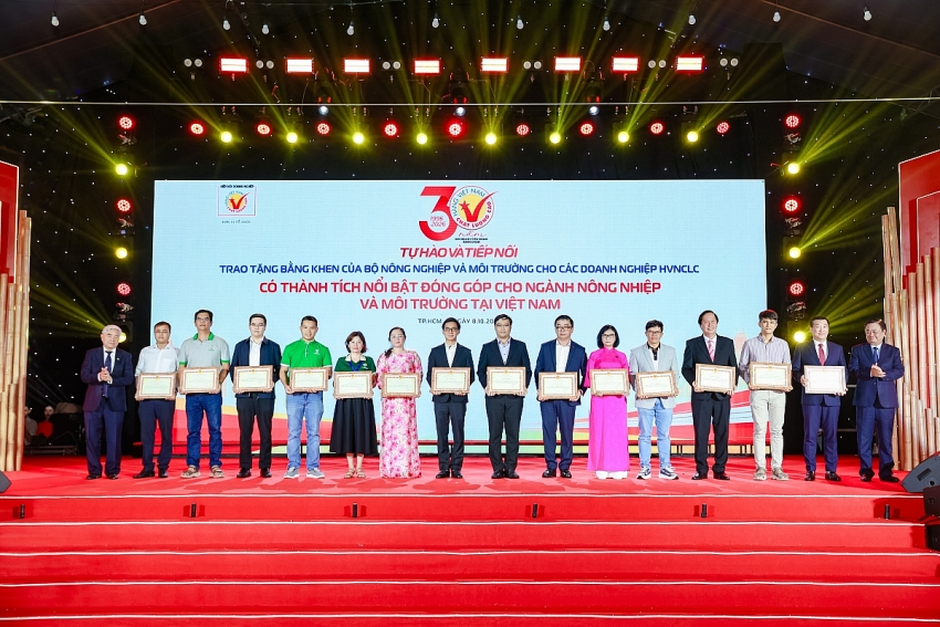 Vinamilk và bài toán giữ niềm tin người tiêu dùng qua nhiều thế hệ Vinamilk và bài toán giữ niềm tin người tiêu dùng qua nhiều thế hệ