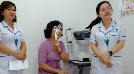 Hàng trăm lượt người bệnh về mắt được khám, chẩn đoán miễn phí