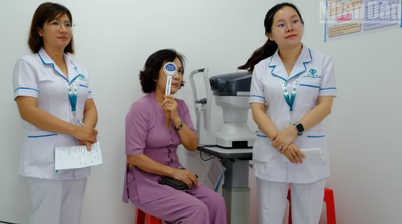 Hàng trăm lượt người bệnh về mắt được khám, chẩn đoán miễn phí Hàng trăm lượt người bệnh về mắt được khám, chẩn đoán miễn phí