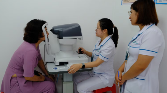 Hàng trăm lượt người bệnh về mắt được khám, chẩn đoán miễn phí Hàng trăm lượt người bệnh về mắt được khám, chẩn đoán miễn phí
