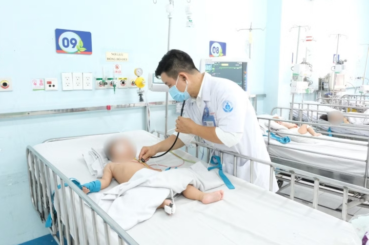 Bệnh tay chân miệng gia tăng, hơn 100.000 trẻ đã được tiêm vaccine Bệnh tay chân miệng gia tăng, hơn 100.000 trẻ đã được tiêm vaccine