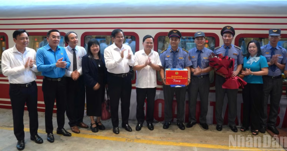 Động viên, thăm hỏi các y, bác sĩ làm việc tại bệnh viện Trung ương, cơ sở Ninh Bình
