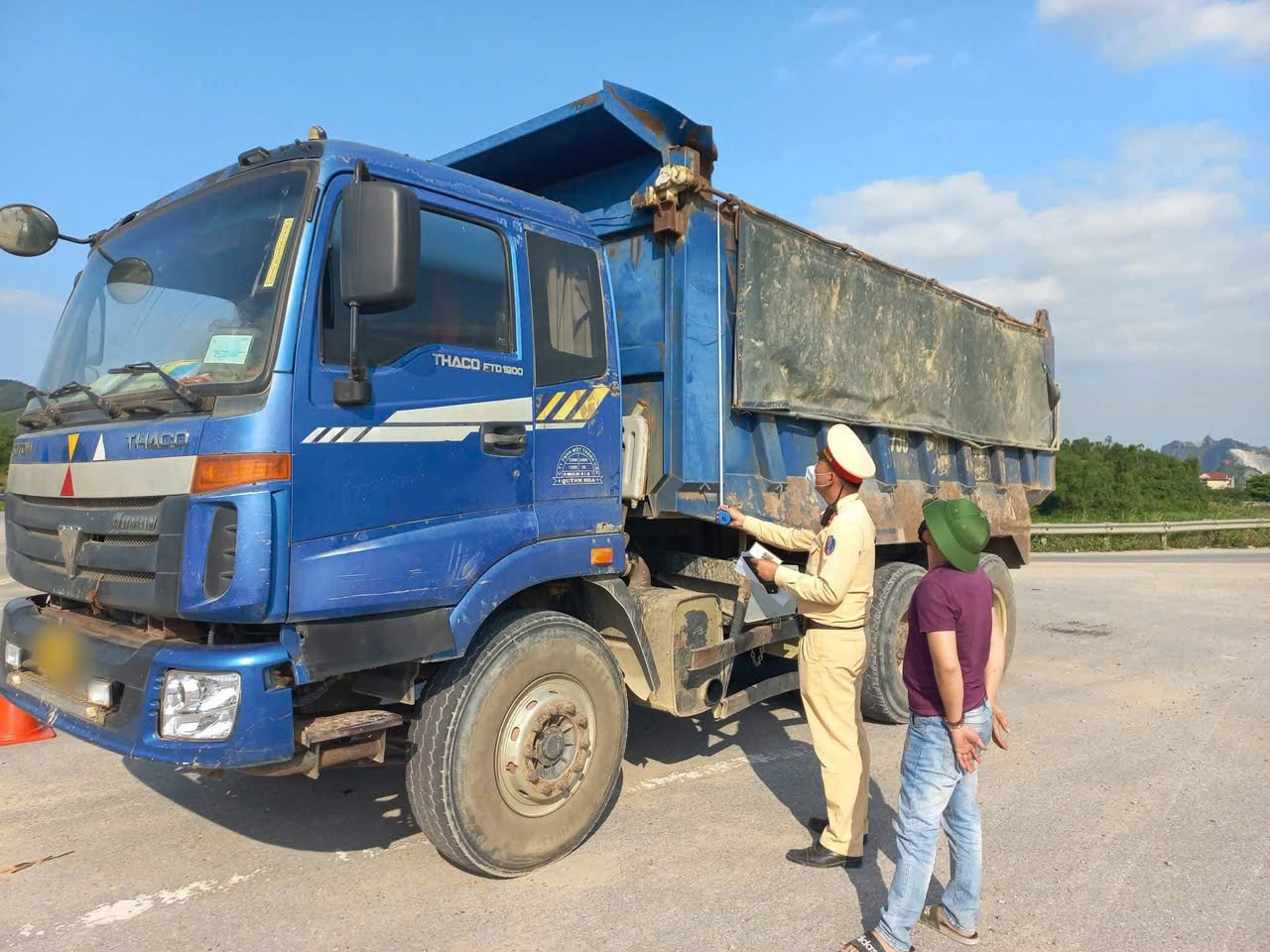 Quảng Trị: Siết chặt kiểm soát xe quá khổ, quá tải trên mọi tuyến đường Quảng Trị: Siết chặt kiểm soát xe quá khổ, quá tải trên mọi tuyến đường