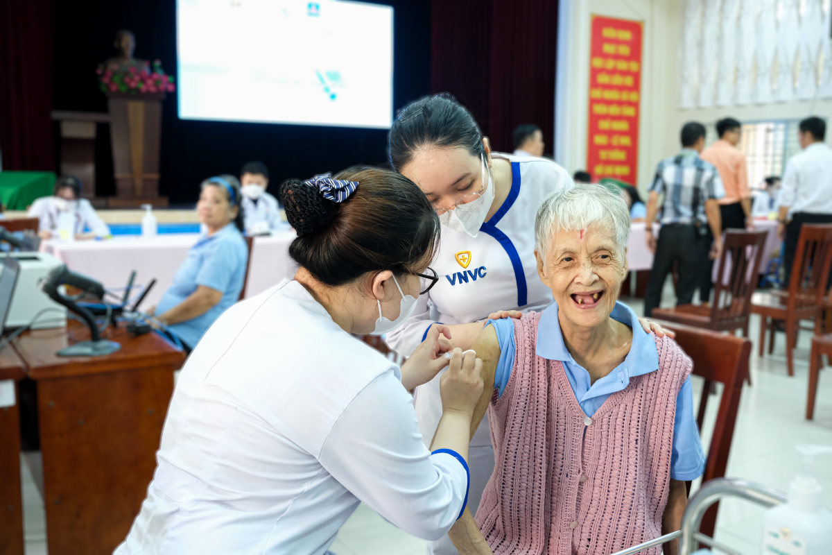 Tiêm vaccine cúm hằng năm là biện pháp quan trọng để giảm nguy cơ mắc bệnh và biến chứng nặng. Tiêm vaccine cúm hằng năm là biện pháp quan trọng để giảm nguy cơ mắc bệnh và biến chứng nặng.