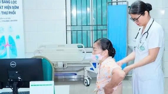 Đau mạn tính và loãng xương đe dọa sức khỏe phụ nữ tuổi trung niên