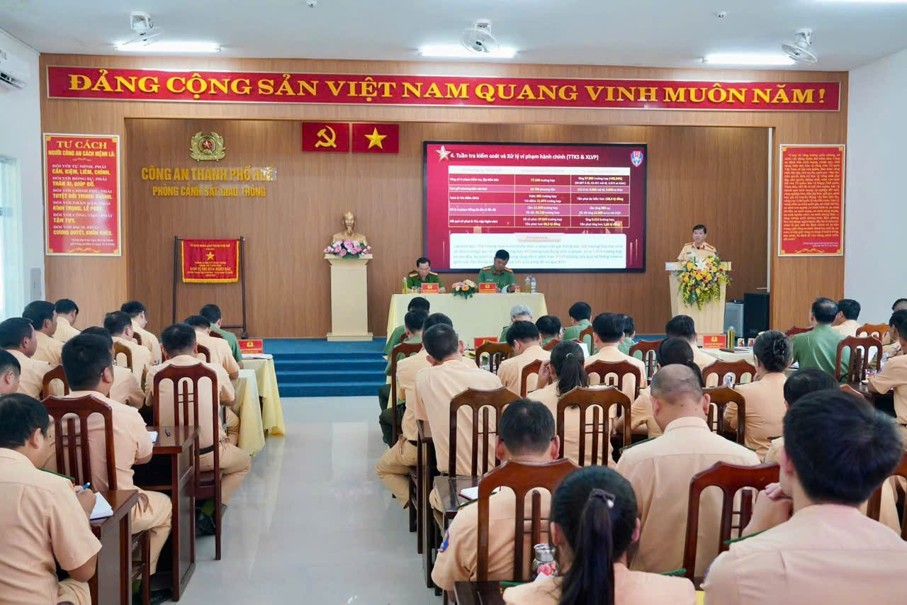 Huế: Công an TP Huế siết chặt kỷ cương, nâng cao hiệu quả bảo đảm trật tự, an toàn giao thông Huế: Công an TP Huế siết chặt kỷ cương, nâng cao hiệu quả bảo đảm trật tự, an toàn giao thông
