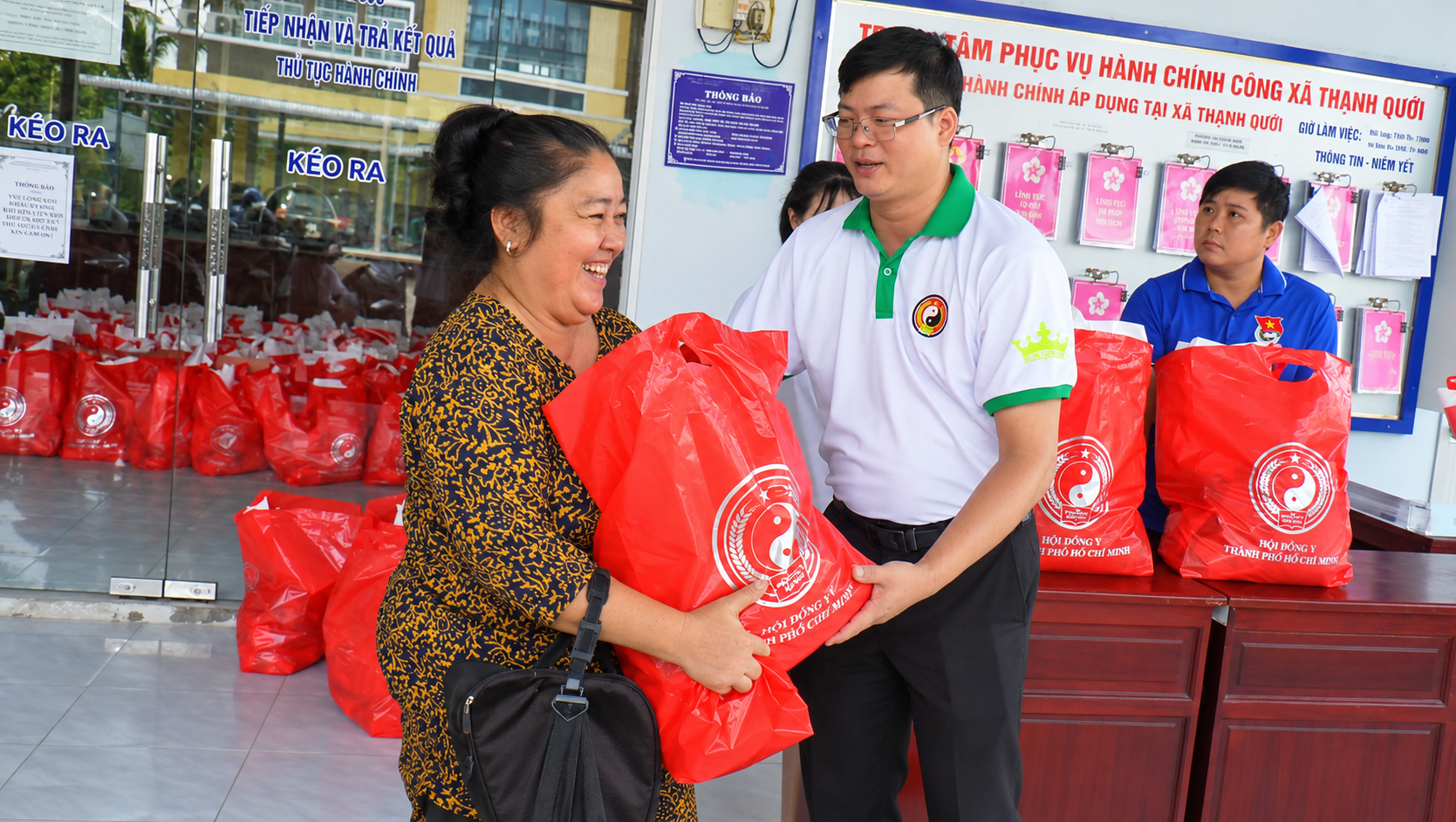 Hội Đông y TP.HCM khám chữa bệnh, cấp phát thuốc miễn phí và tặng quà tại xã Thạnh Quới Hội Đông y TP.HCM khám chữa bệnh, cấp phát thuốc miễn phí và tặng quà tại xã Thạnh Quới