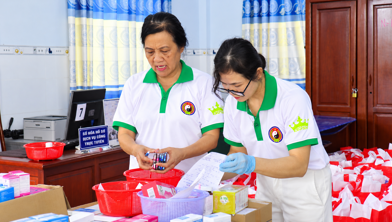 Hội Đông y TP.HCM khám chữa bệnh, cấp phát thuốc miễn phí và tặng quà tại xã Thạnh Quới Hội Đông y TP.HCM khám chữa bệnh, cấp phát thuốc miễn phí và tặng quà tại xã Thạnh Quới