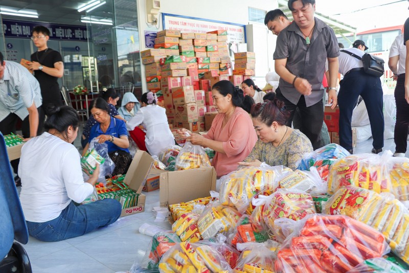 Hội Đông y TP.HCM khám chữa bệnh, cấp phát thuốc miễn phí và tặng quà tại xã Thạnh Quới Hội Đông y TP.HCM khám chữa bệnh, cấp phát thuốc miễn phí và tặng quà tại xã Thạnh Quới