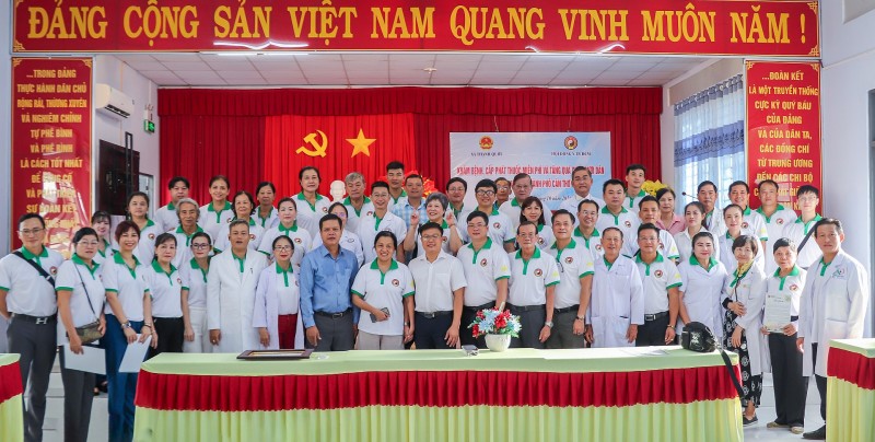 Hội Đông y TP.HCM khám chữa bệnh, cấp phát thuốc miễn phí và tặng quà tại xã Thạnh Quới Hội Đông y TP.HCM khám chữa bệnh, cấp phát thuốc miễn phí và tặng quà tại xã Thạnh Quới