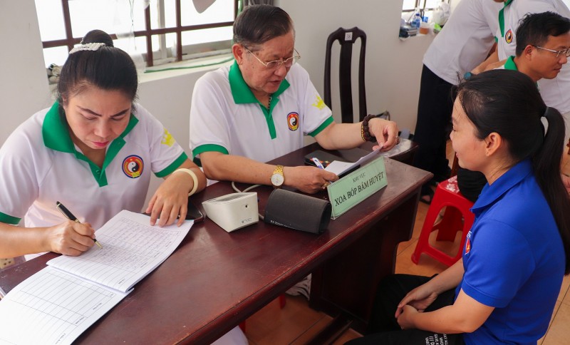 Hội Đông y TP.HCM khám chữa bệnh, cấp phát thuốc miễn phí và tặng quà tại xã Thạnh Quới Hội Đông y TP.HCM khám chữa bệnh, cấp phát thuốc miễn phí và tặng quà tại xã Thạnh Quới