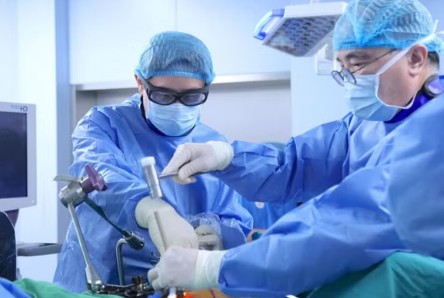 Lần đầu tiên tại Việt Nam phẫu thuật nắn chỉnh vẹo cột sống không ghép xương