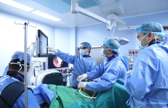 Lần đầu tiên tại Việt Nam phẫu thuật nắn chỉnh vẹo cột sống không ghép xương Lần đầu tiên tại Việt Nam phẫu thuật nắn chỉnh vẹo cột sống không ghép xương