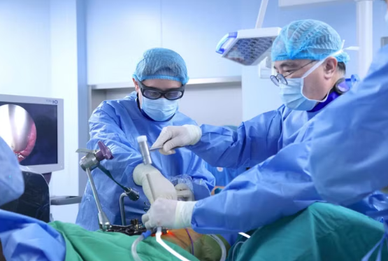 Lần đầu tiên tại Việt Nam phẫu thuật nắn chỉnh vẹo cột sống không ghép xương Lần đầu tiên tại Việt Nam phẫu thuật nắn chỉnh vẹo cột sống không ghép xương