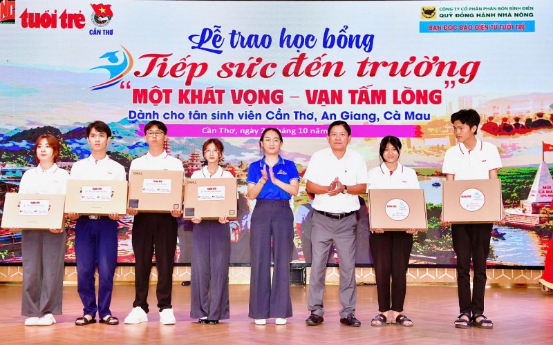 Chương trình “ Tiếp sức đến trường” - Thắp sáng những ước mơ Chương trình “ Tiếp sức đến trường” - Thắp sáng những ước mơ