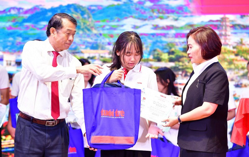 Chương trình “ Tiếp sức đến trường” - Thắp sáng những ước mơ Chương trình “ Tiếp sức đến trường” - Thắp sáng những ước mơ