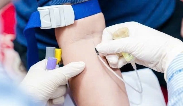 Mẹo kiểm tra trên da giúp cha mẹ phát hiện dấu hiệu nguy hiểm của bệnh não mô cầu