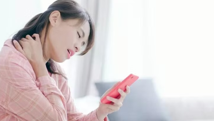 Những tổn hại sức khỏe có thể bắt đầu từ chiếc điện thoại trên tay