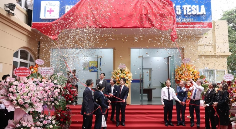 Bệnh viện đầu tiên đưa vào sử dụng hệ thống cộng hưởng từ siêu từ lực MRI 5 Tesla Bệnh viện đầu tiên đưa vào sử dụng hệ thống cộng hưởng từ siêu từ lực MRI 5 Tesla